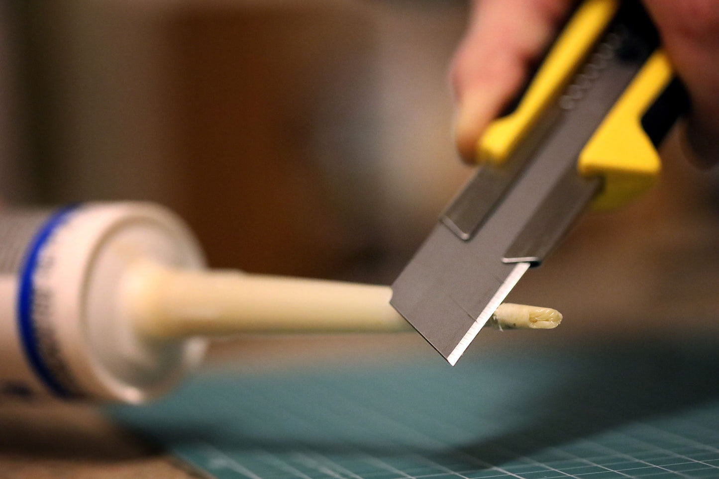 Tajima Cutter mit Elastomergriff 18mm, mit Raedchen