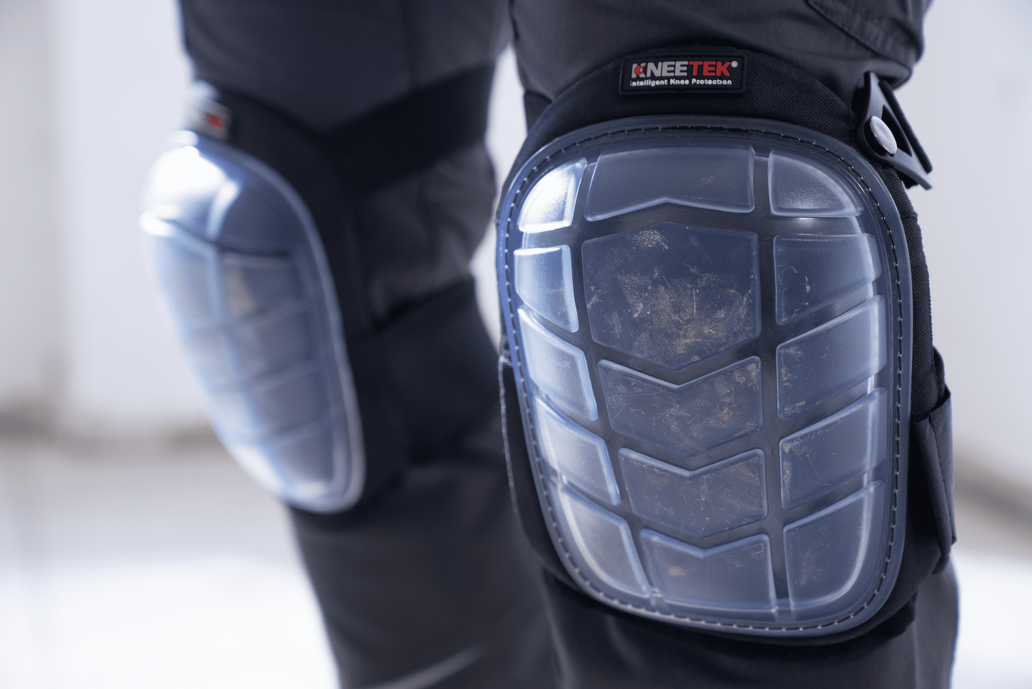 KNEETEK Knieschoner BASIC Clear für empfindliche Untergründe | Knieschützer für optimale Entlastung beim Arbeiten auf Knien | Kniepolster geeignet für Fliesenleger, Hobby-Handwerker, DIY-Bereich