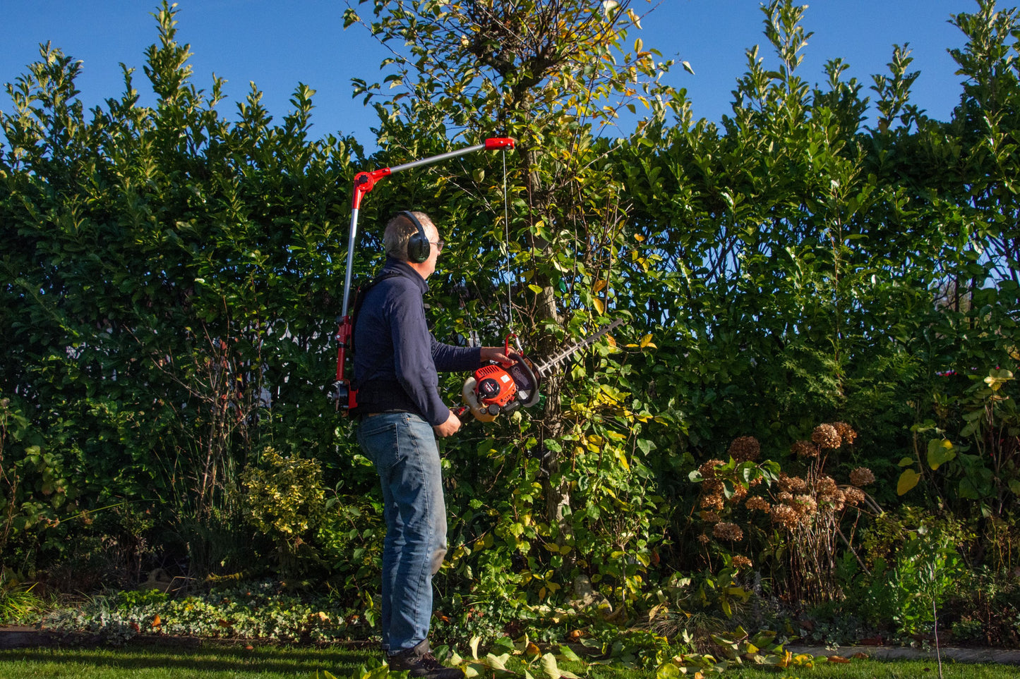 Ergonomischer GTM Tragegurt für Gartengeräte 4,5-8kg. Reduziert Rückenbelastung beim Arbeiten. Professionelle Tragehilfe für Gärtner und Landschaftsbauer, Handwerker, Heimwerker
