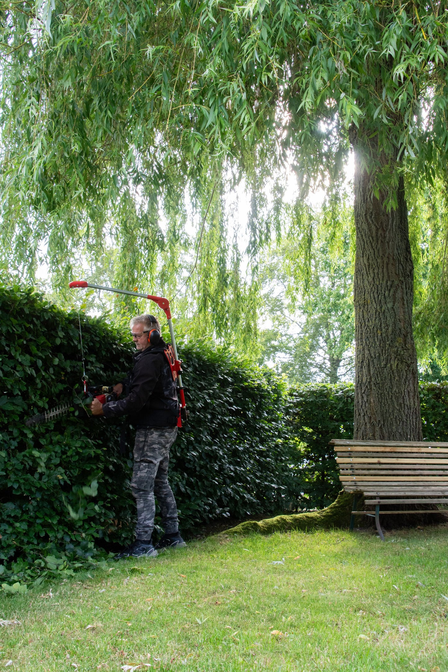 Ergonomischer GTM Tragegurt für Gartengeräte 4,5-8kg. Reduziert Rückenbelastung beim Arbeiten. Professionelle Tragehilfe für Gärtner und Landschaftsbauer, Handwerker, Heimwerker
