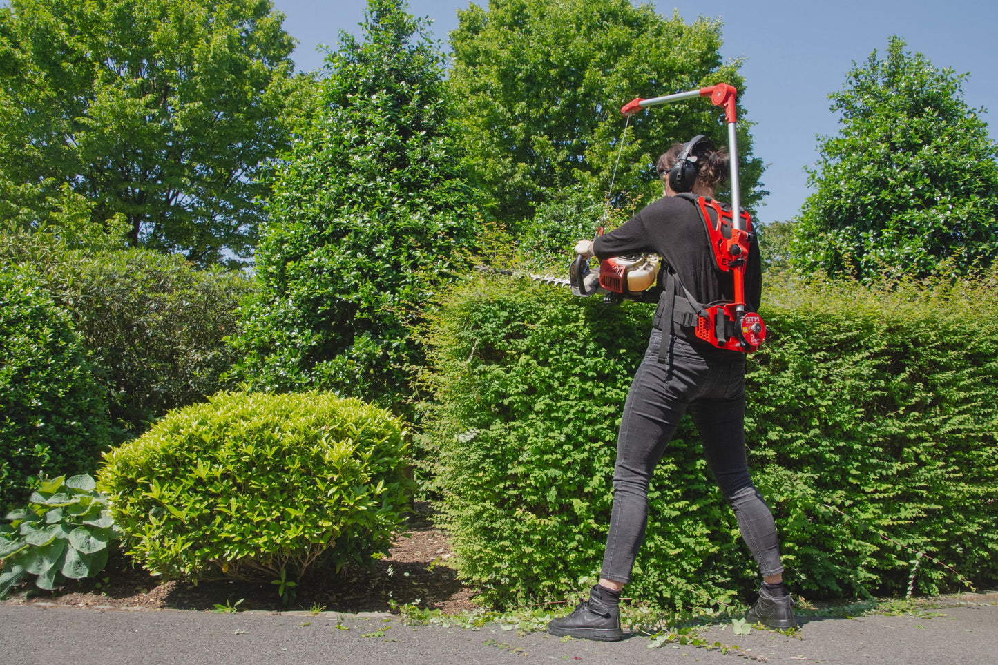 Ergonomischer GTM Tragegurt für Gartengeräte 4,5-8kg. Reduziert Rückenbelastung beim Arbeiten. Professionelle Tragehilfe für Gärtner und Landschaftsbauer, Handwerker, Heimwerker