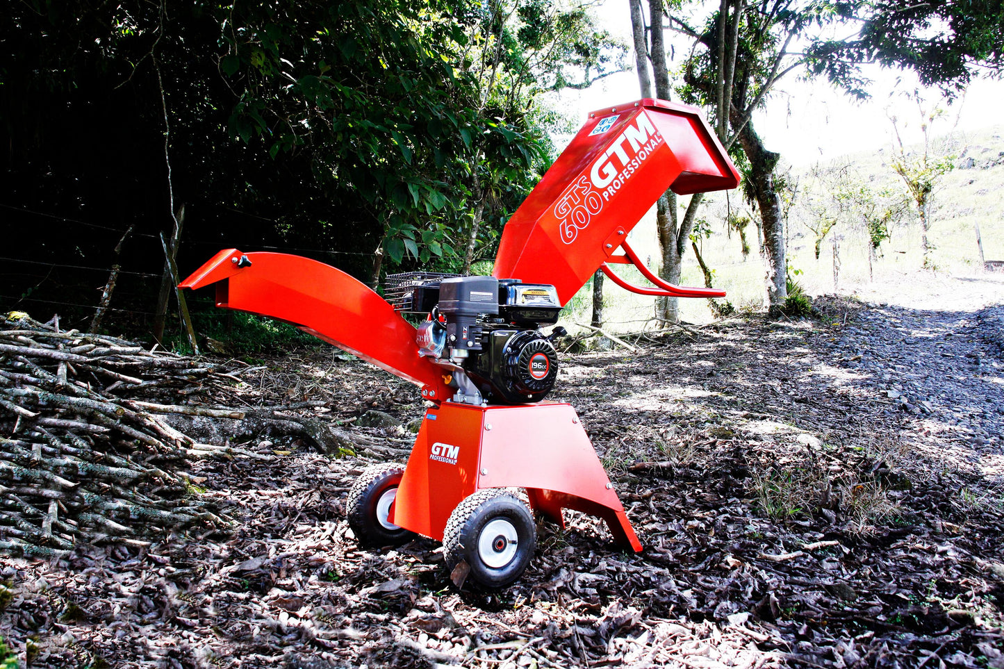 Häcksler 600 mit Loncin G200F Motor 6 PS / 4,4 kW | max. 5 cm Astdurchmesser | Rotorschreddersystem mit 2 PRO-Messern + Gegenmesser | kompakt, klappbar, Profiqualität für Garten & Landschaft