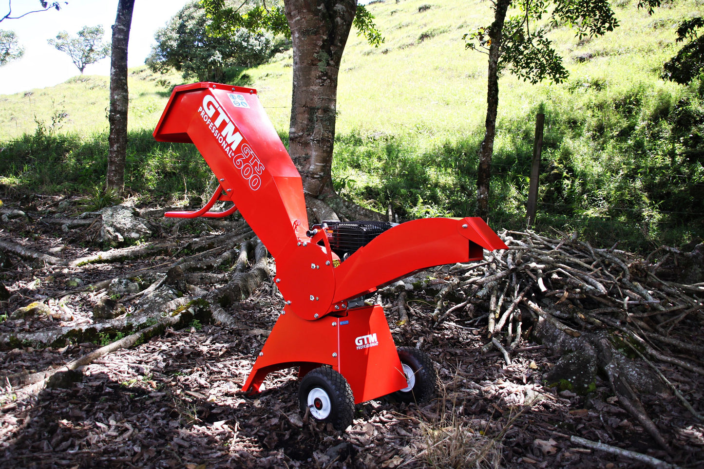 Häcksler 600 mit Loncin G200F Motor 6 PS / 4,4 kW | max. 5 cm Astdurchmesser | Rotorschreddersystem mit 2 PRO-Messern + Gegenmesser | kompakt, klappbar, Profiqualität für Garten & Landschaft