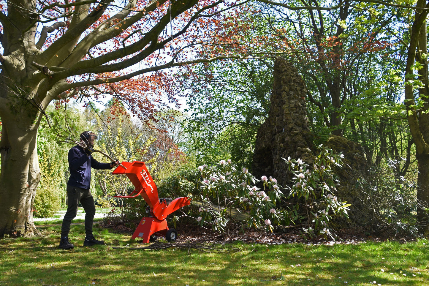 Häcksler 600 | kompakter Gartenhäcksler mit Rotorschreddersystem, Loncin G200F Motor 6 PS (4,4 kW), max. Aststärke 5 cm, klappbar & fahrbar mit 26 cm Luftreifen, Profiqualität für Garten & Hof