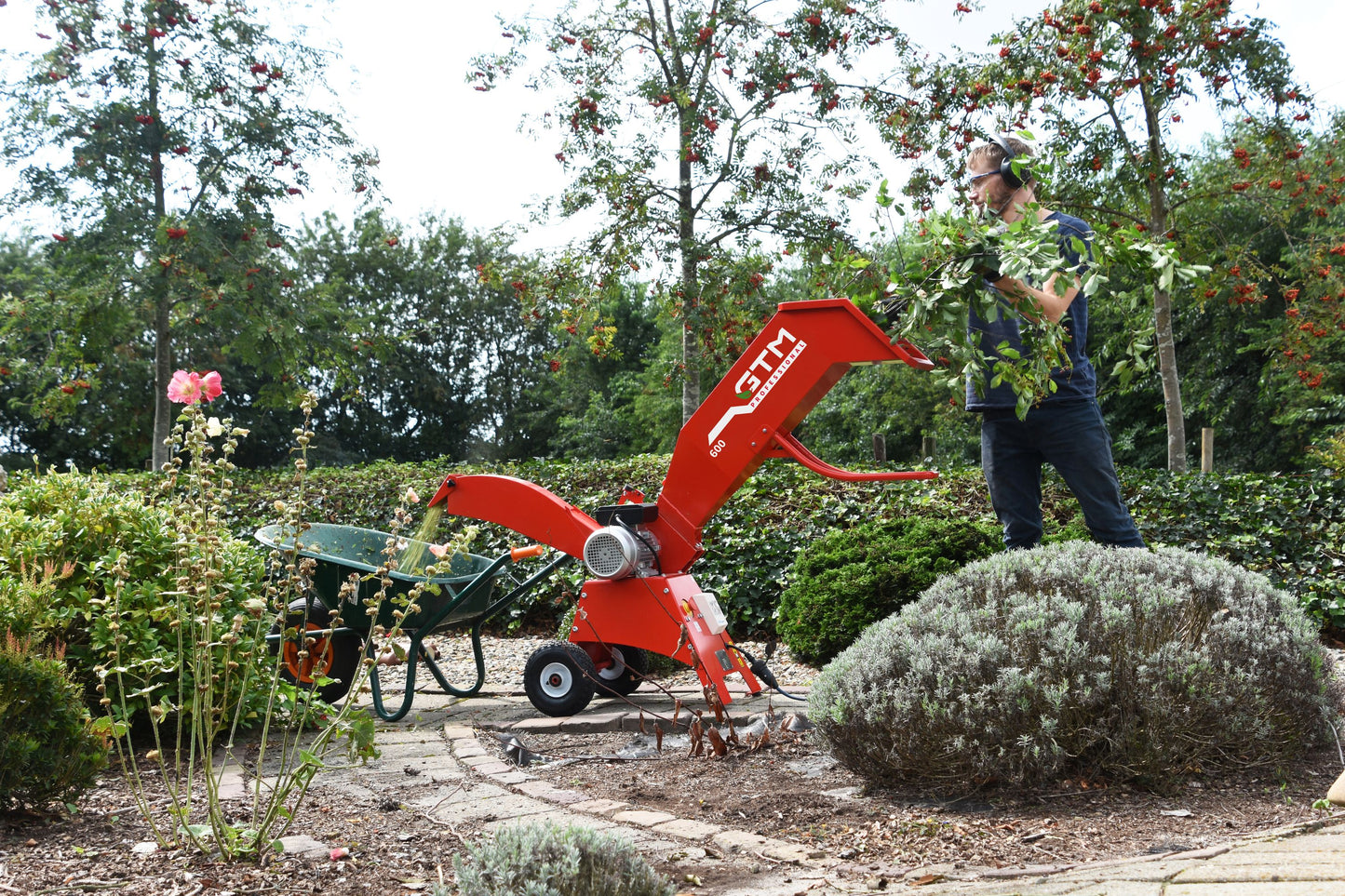 Häcksler 600 | kompakter Gartenhäcksler mit Rotorschreddersystem, Loncin G200F Motor 6 PS (4,4 kW), max. Aststärke 5 cm, klappbar & fahrbar mit 26 cm Luftreifen, Profiqualität für Garten & Hof