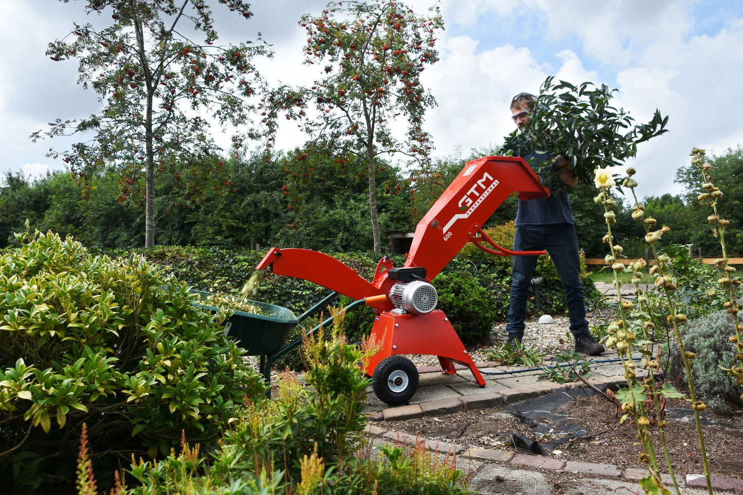Häcksler 600 | kompakter Gartenhäcksler mit Rotorschreddersystem, Loncin G200F Motor 6 PS (4,4 kW), max. Aststärke 5 cm, klappbar & fahrbar mit 26 cm Luftreifen, Profiqualität für Garten & Hof