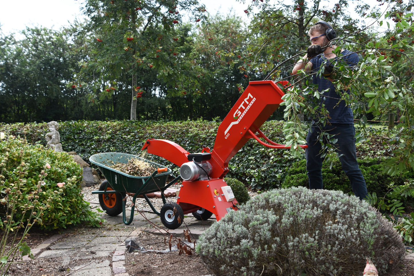 Häcksler 600 | kompakter Gartenhäcksler mit Rotorschreddersystem, Loncin G200F Motor 6 PS (4,4 kW), max. Aststärke 5 cm, klappbar & fahrbar mit 26 cm Luftreifen, Profiqualität für Garten & Hof