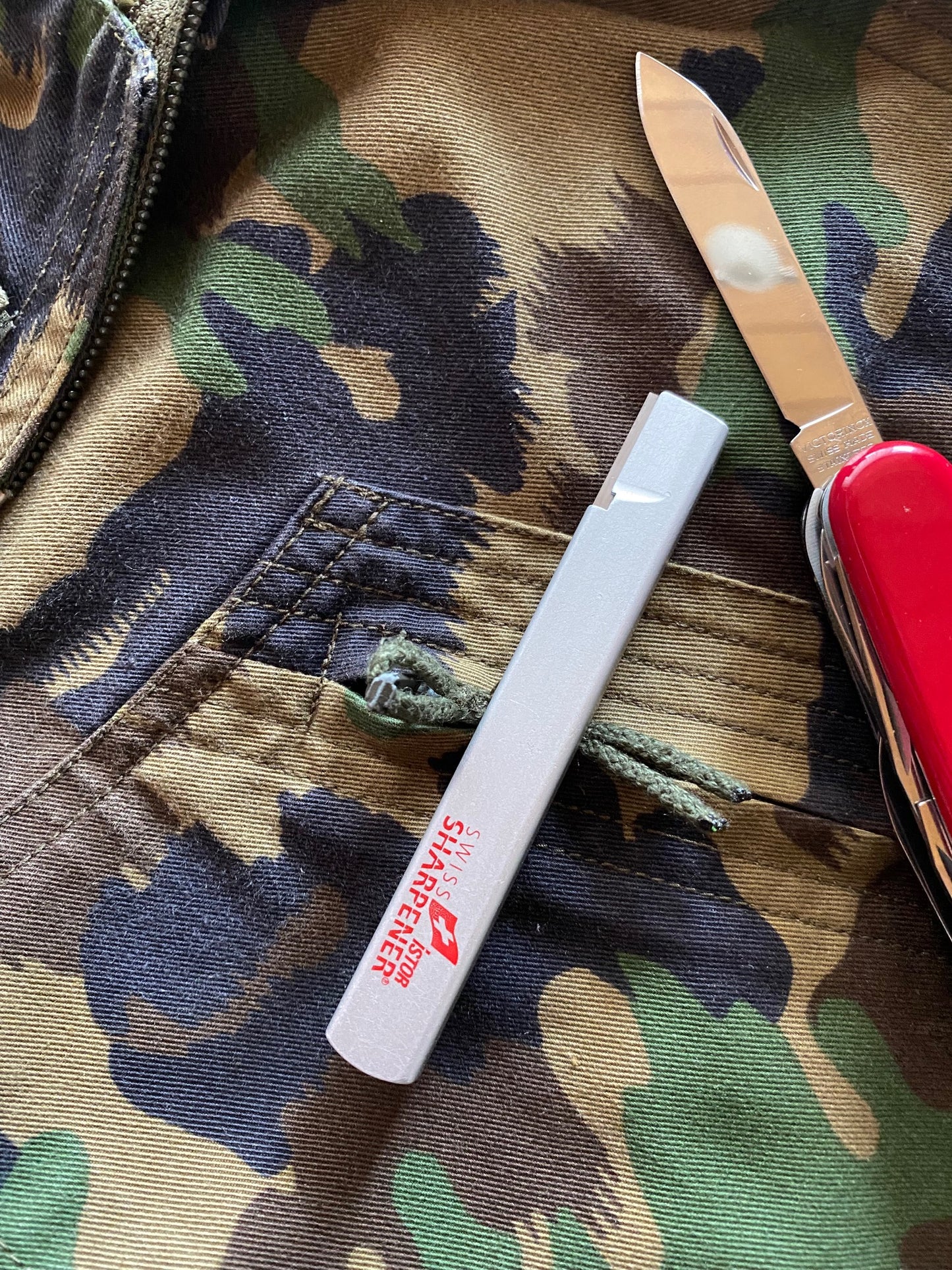 iSTOR Geschenkset mit Standard Swiss Sharpener und Victorinox Offizierstaschenmesser SPORTSMAN, Schweizer Qualität