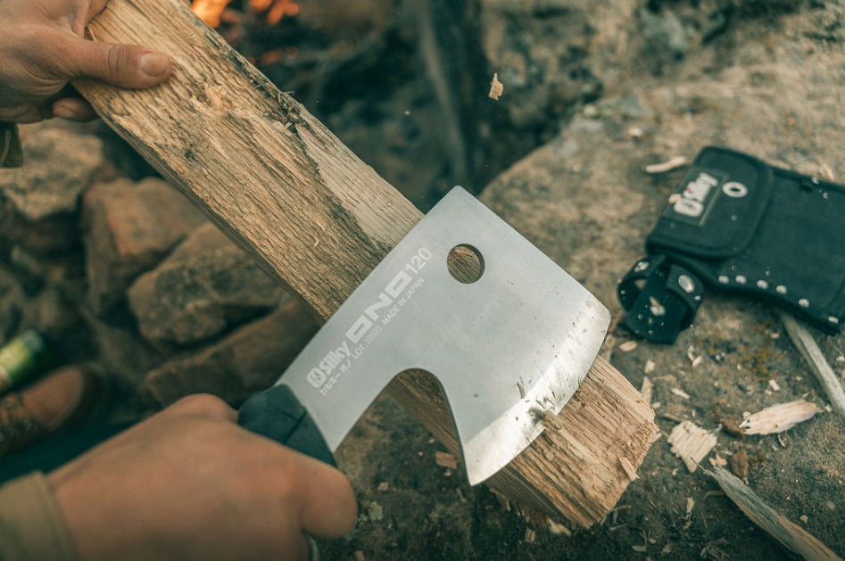 Ono Axt – Japanische Camping-Axt mit ergonomischem Antirutschgriff & 18 cm Blatt aus Spezialstahl | Ideal für Äste & Outdoor | Inkl. Hülle mit Gürtelschlaufe & Aufhängeöse | Austauschbares Blatt