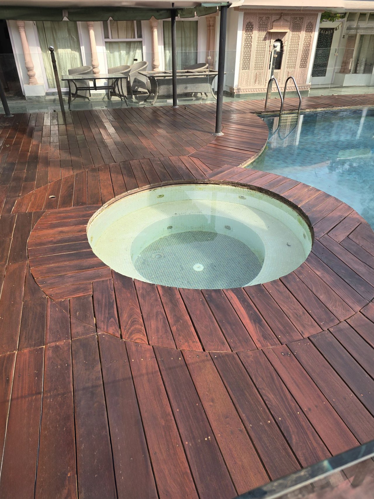 Leinos Terrassenholzöl 0,25l – rötlich Premium Holzschutzöl für außen, ideal für Lärche, Eiche, Akazie & Teak – Teaköl & Lärchenöl für Terrassen, Zäune, Gartenmöbel, Kinderspielgeräte & mehr