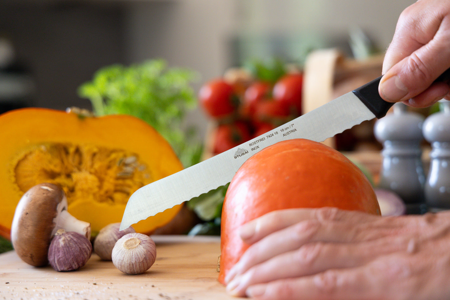 STUBAI hochwertiges Brotmesser | 180 mm | Brotsäge Tirol mit Wellenschliff aus Edelstahl für müheloses Schneiden von Brot, Kuchen & Anderen Backwaren, rostfrei, spülmaschinenfest