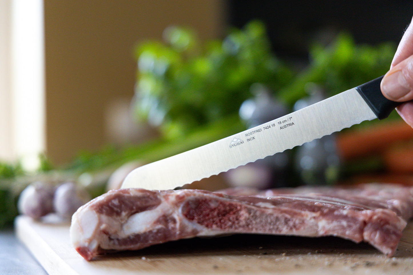 STUBAI hochwertiges Brotmesser | 180 mm | Brotsäge Tirol mit Wellenschliff aus Edelstahl für müheloses Schneiden von Brot, Kuchen & Anderen Backwaren, rostfrei, spülmaschinenfest