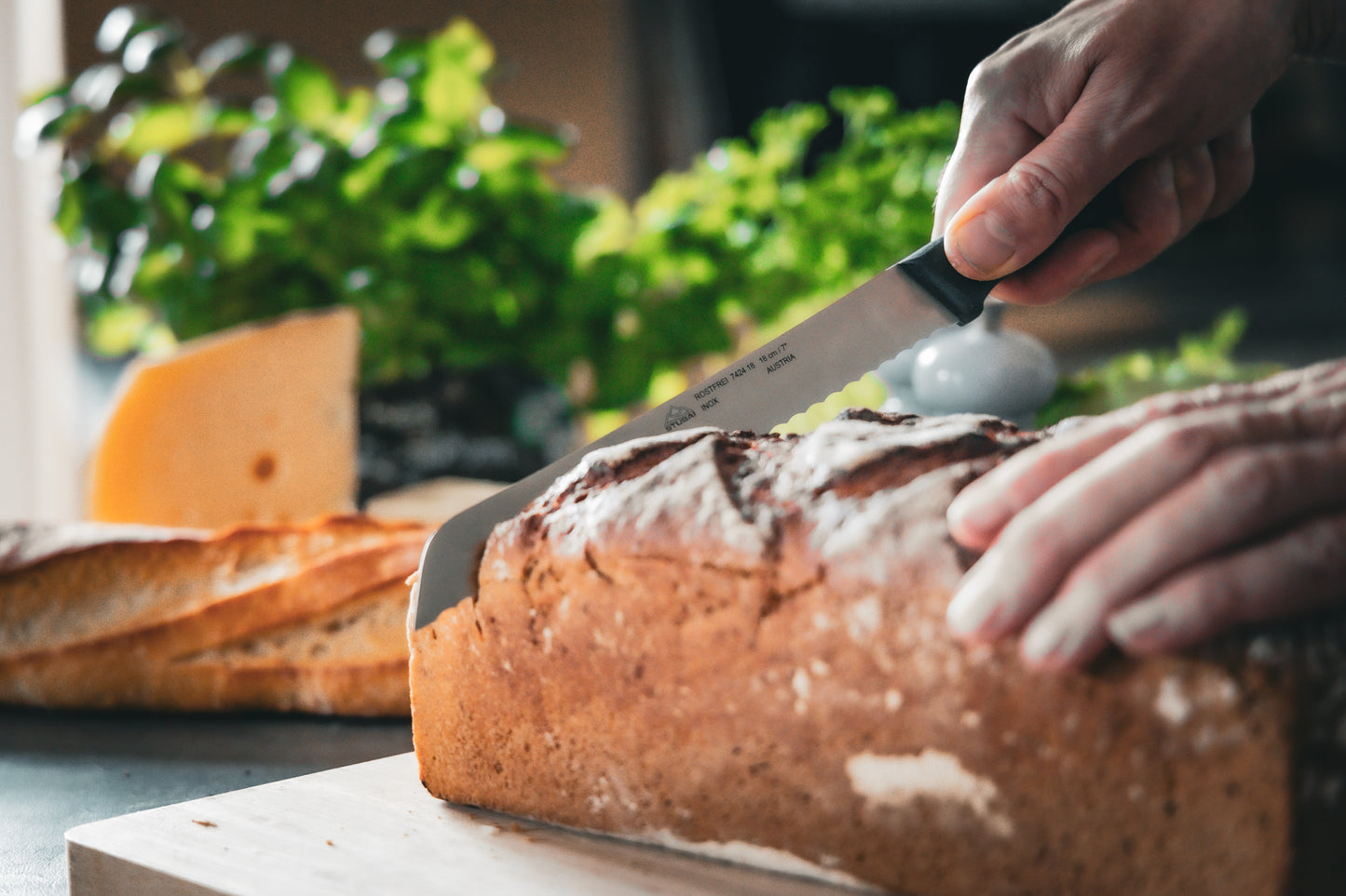 STUBAI hochwertiges Brotmesser | 180 mm | Brotsäge Tirol mit Wellenschliff aus Edelstahl für müheloses Schneiden von Brot, Kuchen & Anderen Backwaren, rostfrei, spülmaschinenfest