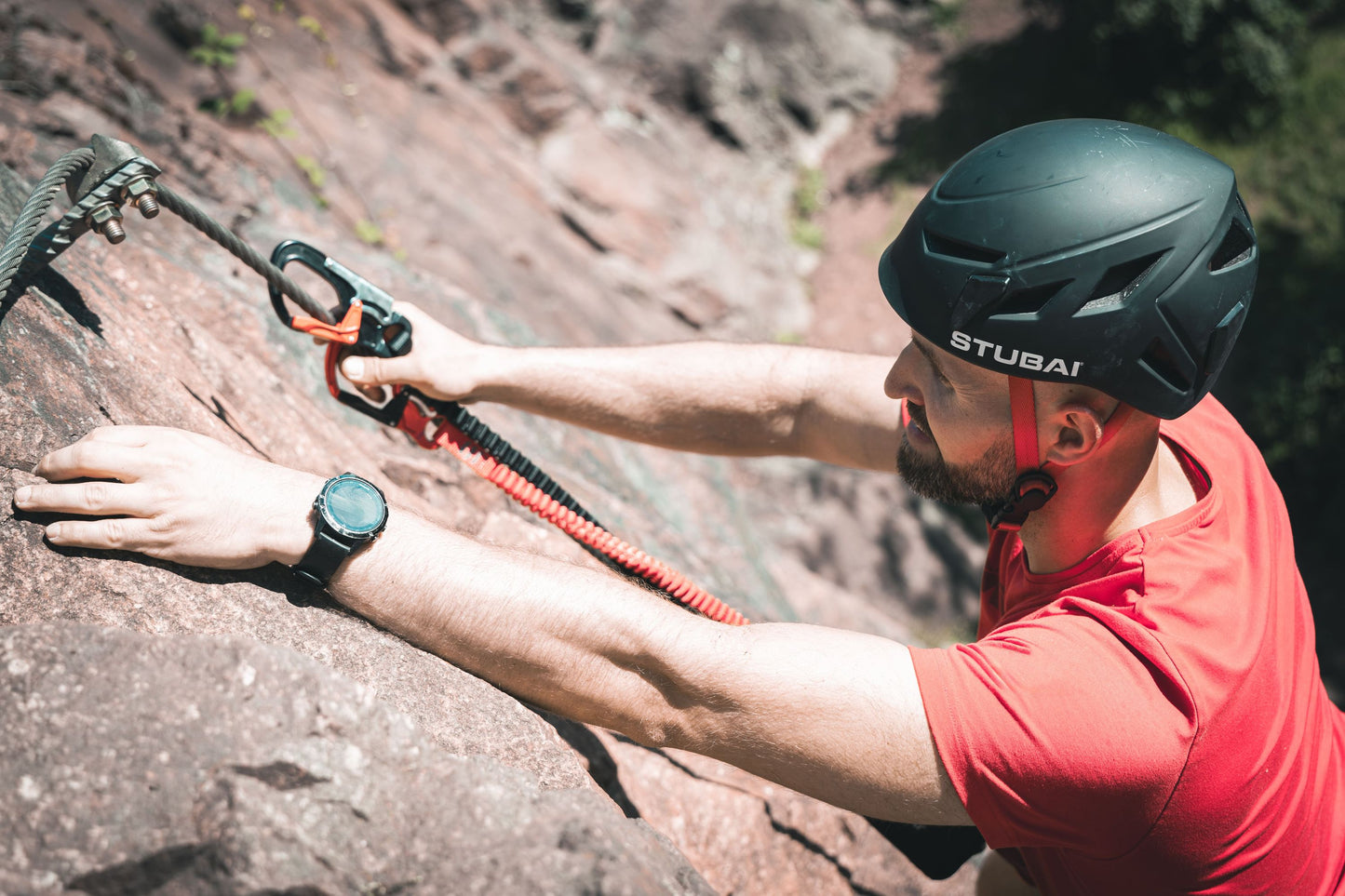 STUBAI Kletter-Helm Spirit | Schwarz/Orange | Bergsteigerhelm für Damen und Herren | Berg-Helm für Sportklettern, Klettersteige, Bergsteigen, Skitouren, Eisklettern