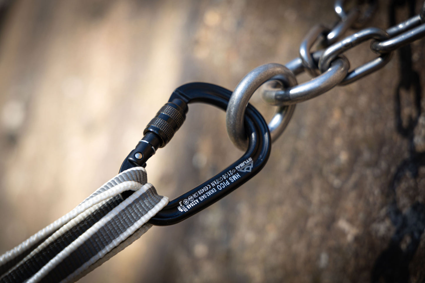 HMS Pico Easylock Karabiner schwarz | 97 × 65 mm | EN 12275, EN 362, UIAA 121 zertifiziert | 21 kN längs, 7 kN offen, 8 kN quer | 20 mm Schnapperöffnung | 60 g leicht | Bergsport & Sicherung