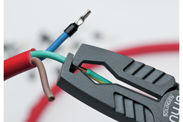 NWS Multifunktionale Abisolierzange MultiCutter | 1451-69-180 | zum Schneiden von harten und weichen Drähten | mit Kabelentmantelerfunktion für alle gängigen Kabel von Ø 8 mm bis Ø 13 mm