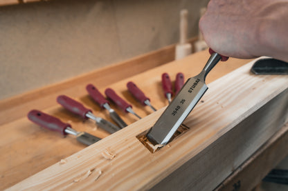 STUBAI Stechbeitel mit rotem Plastikgriff & extra langer Klinge, Ø 30 mm, Stemmeisen zur präzisen Bearbeitung von Holz hochwertiges Werkzeug für Schreiner Tischler Heimwerker