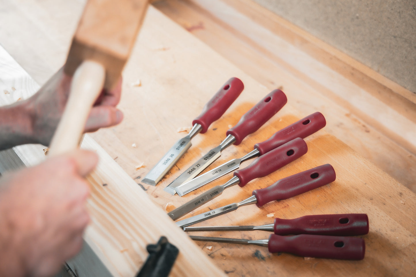 STUBAI 3540 Stemmeisensatz Stechbeitel Set mit rotem Plastikgriff & extra langer Klinge, 6-teilig (6,10,14,18,22,26 mm), Stemmeisen zur präzisen Bearbeitung von Holz hochwertiges Werkzeug für Schreiner Tischler Heimwerker