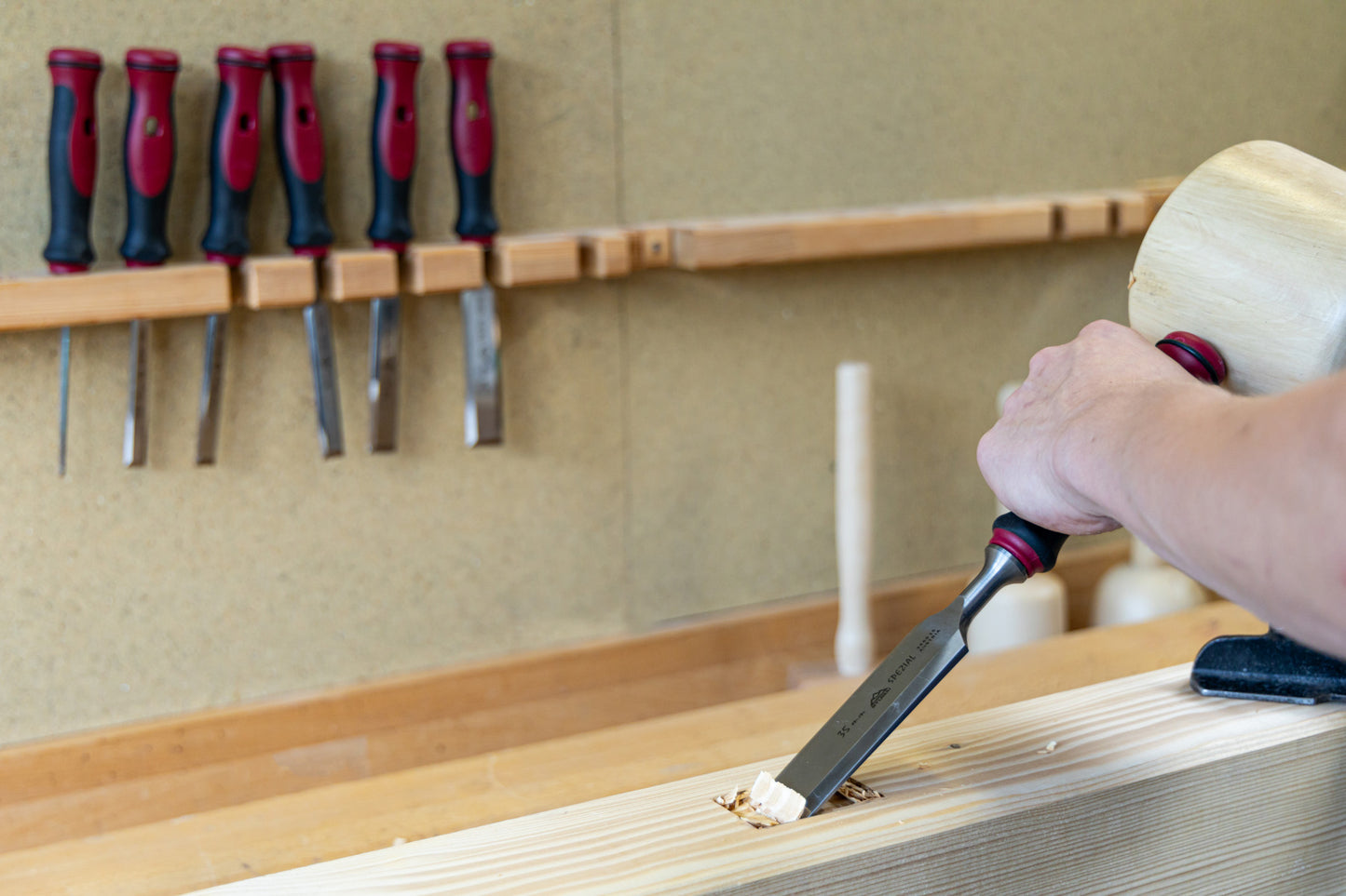 Stemmeisen mit rot-schwarzem 2K-Griff, 24mm, STUBAI Profi Stechbeitel zur präzisen Holzbearbeitung, Stecheisen für Schreiner Tischler