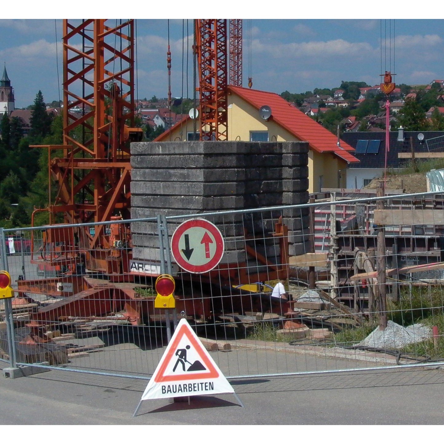 NESTLE Warnpyramide 90 cm, Schaufelmann (VZ123), mit Mittelfuß