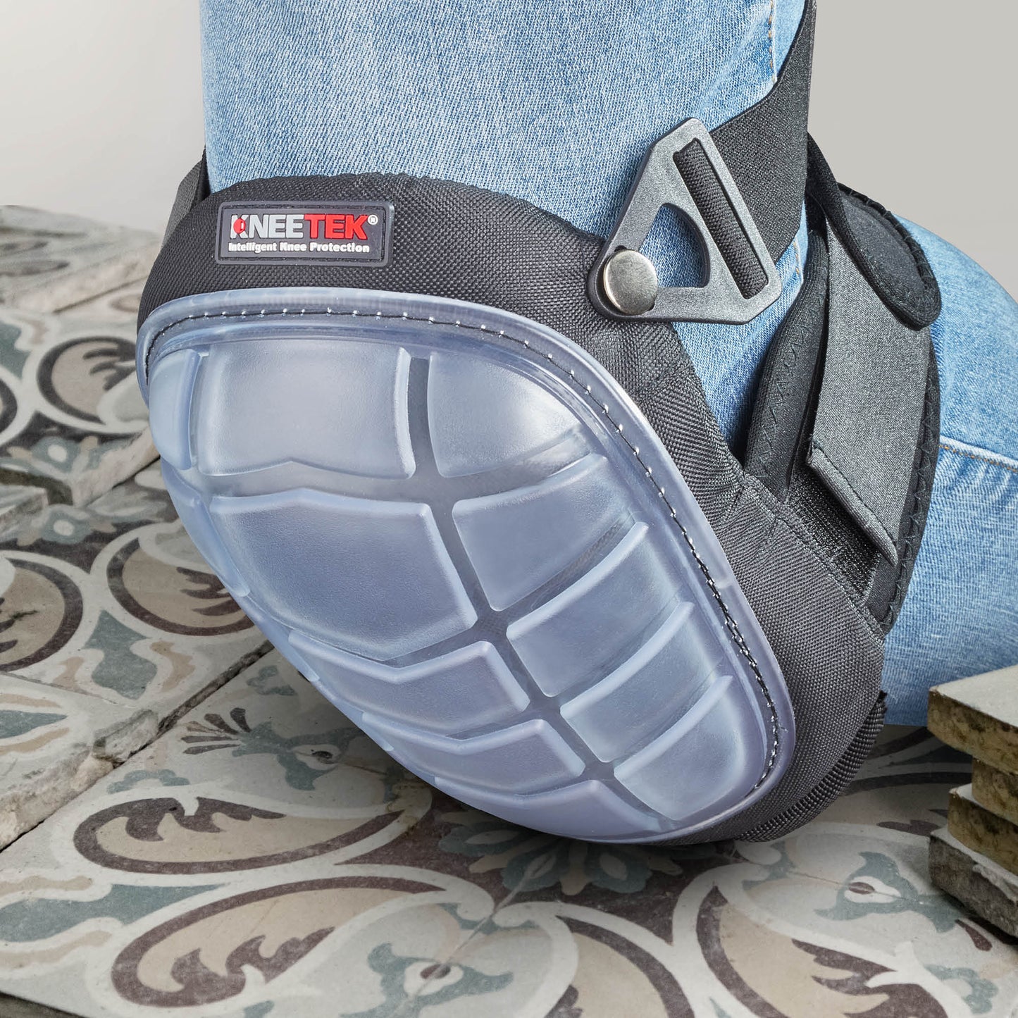 KNEETEK Knieschoner BASIC Clear für empfindliche Untergründe | Knieschützer für optimale Entlastung beim Arbeiten auf Knien | Kniepolster geeignet für Fliesenleger, Hobby-Handwerker, DIY-Bereich