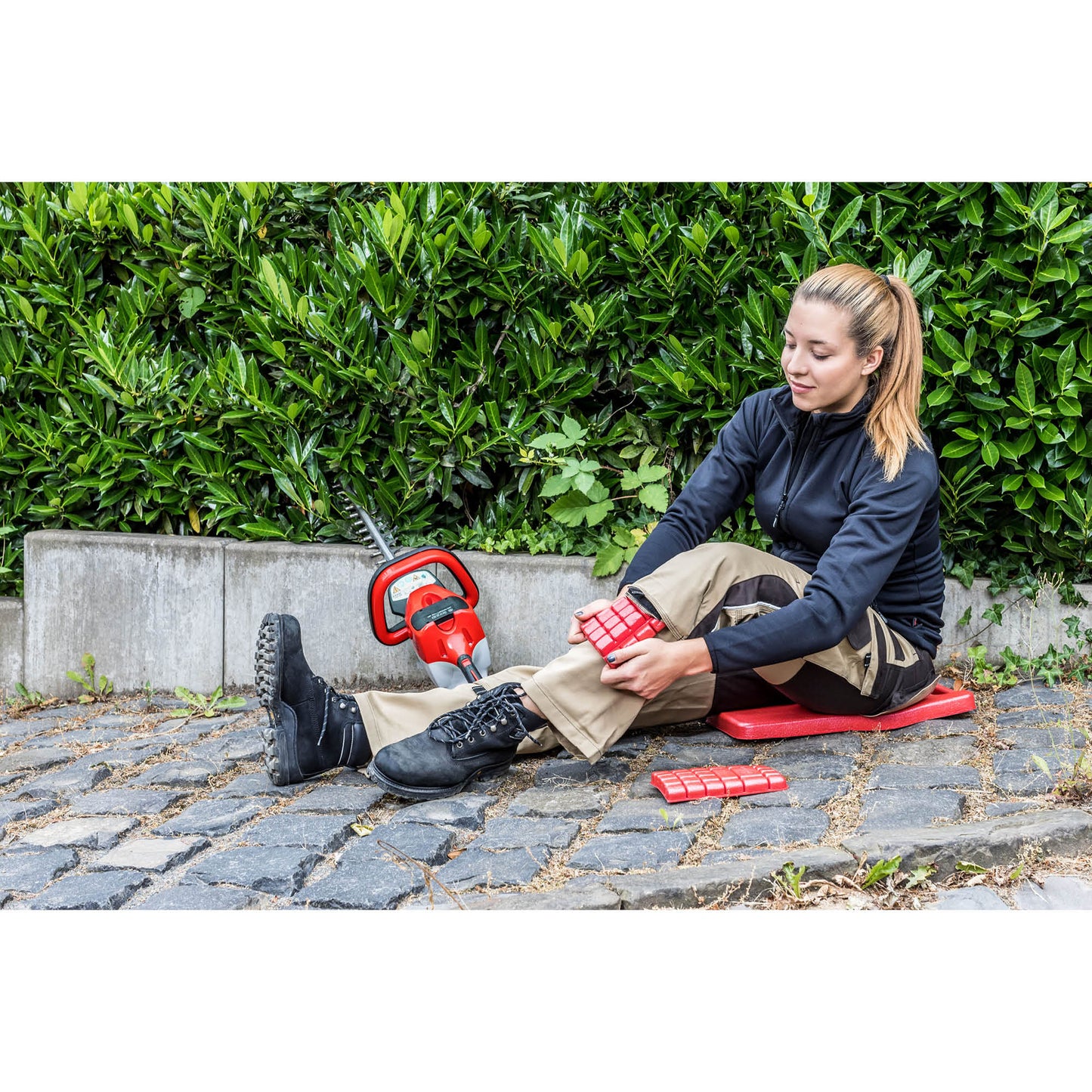 Kneetek Kniepolster MultiPad | 250 x 150 x 20mm | 2 Stück, 40g, rot | optimaler Schutz in Kombination mit Arbeitshose | Knieschutzpolster geeignet für Klempner, Elektriker, Fliesenleger, Handwerker