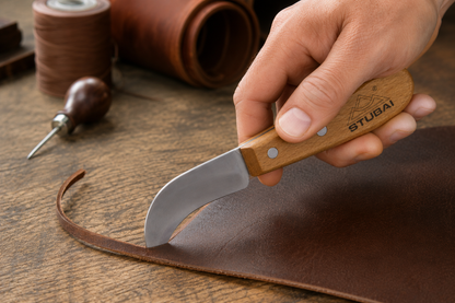 STUBAI Ledermesser 100 mm – gebogene Klinge aus gehärtetem Stahl, scharf & robust – Holzgriff, ideal für Leder, Teppich, Dachpappe, Outdoor & Gartenarbeiten