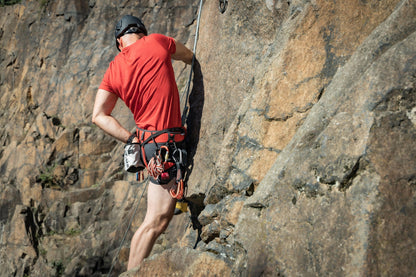 STUBAI Klettersteig VARIO-SPIRIT SET – Kletterhelm mit Belüftung, verstellbarer Klettergurt & Y-Klettersteigset mit Bandfalldämpfer – ideal für Klettersteige & Bergtouren – EN-zertifiziert
