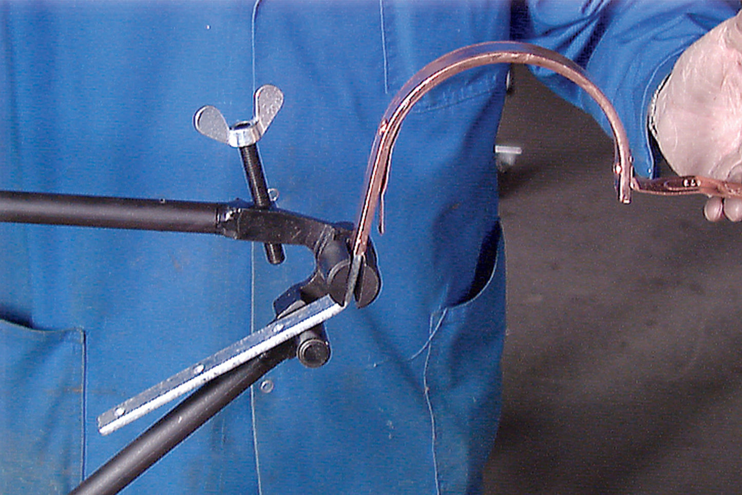 STUBAI Rinnenträger-Abbiegezange 800 mm | Biegewinkel schnell verstellbar | Abgleitrolle aus vergütetem Stahl | Aluminiumrohrhebel mit Grip | Dachdecker- & Spenglerwerkzeug 282410