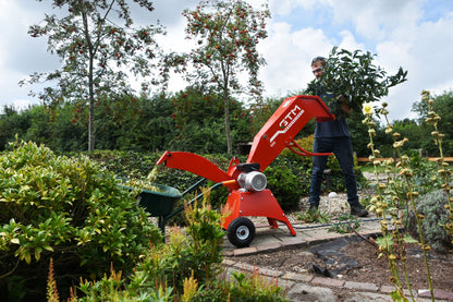 Häcksler 600 | kompakter Gartenhäcksler mit Rotorschreddersystem, Loncin G200F Motor 6 PS (4,4 kW), max. Aststärke 5 cm, klappbar & fahrbar mit 26 cm Luftreifen, Profiqualität für Garten & Hof