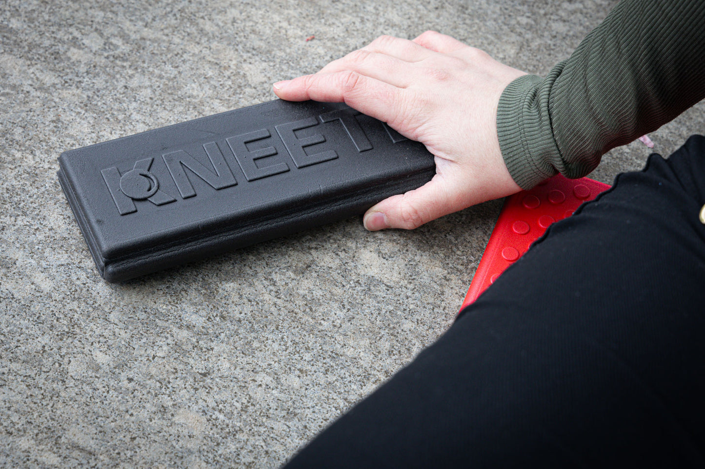 KNEETEK faltbares, leichtes Sitzkissen, schwarzes faltbares Sitzpolster für Konzerte, Stadionbesuche