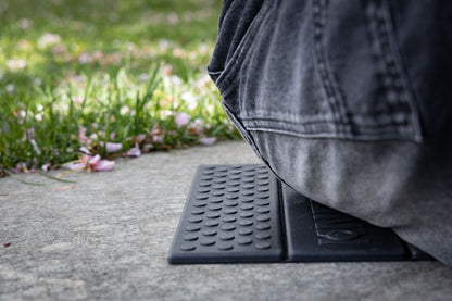 KNEETEK faltbares, leichtes Sitzkissen, schwarzes faltbares Sitzpolster für Konzerte, Stadionbesuche