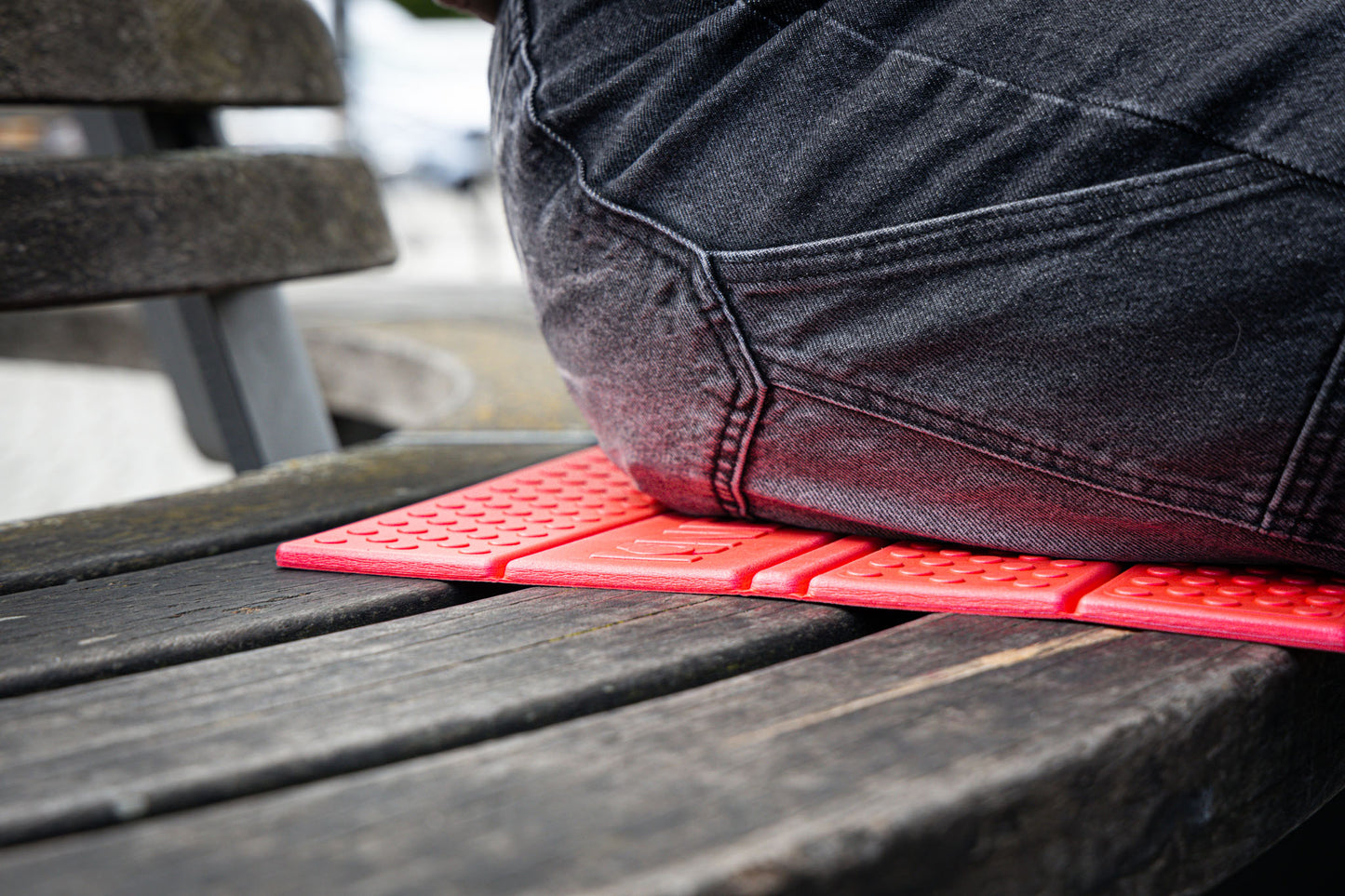 KNEETEK faltbares, leichtes Sitzkissen, rotes faltbares Sitzpolster für Konzerte, Stadionbesuche