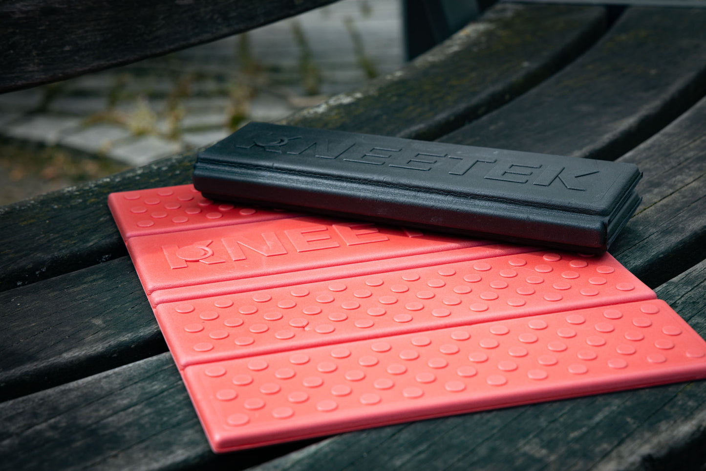 KNEETEK faltbares, leichtes Sitzkissen, schwarzes faltbares Sitzpolster für Konzerte, Stadionbesuche