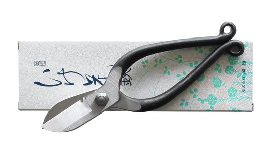 Okatsune 215 Ikebana-Schere Ikenobo-Stil – Rasiermesserscharf, ultraleicht, kurze Ausführung. Ideal für präzise Schneidarbeiten in der japanischen Blumenarrangements. Izumo Yasugi-Stahl, 167 mm.