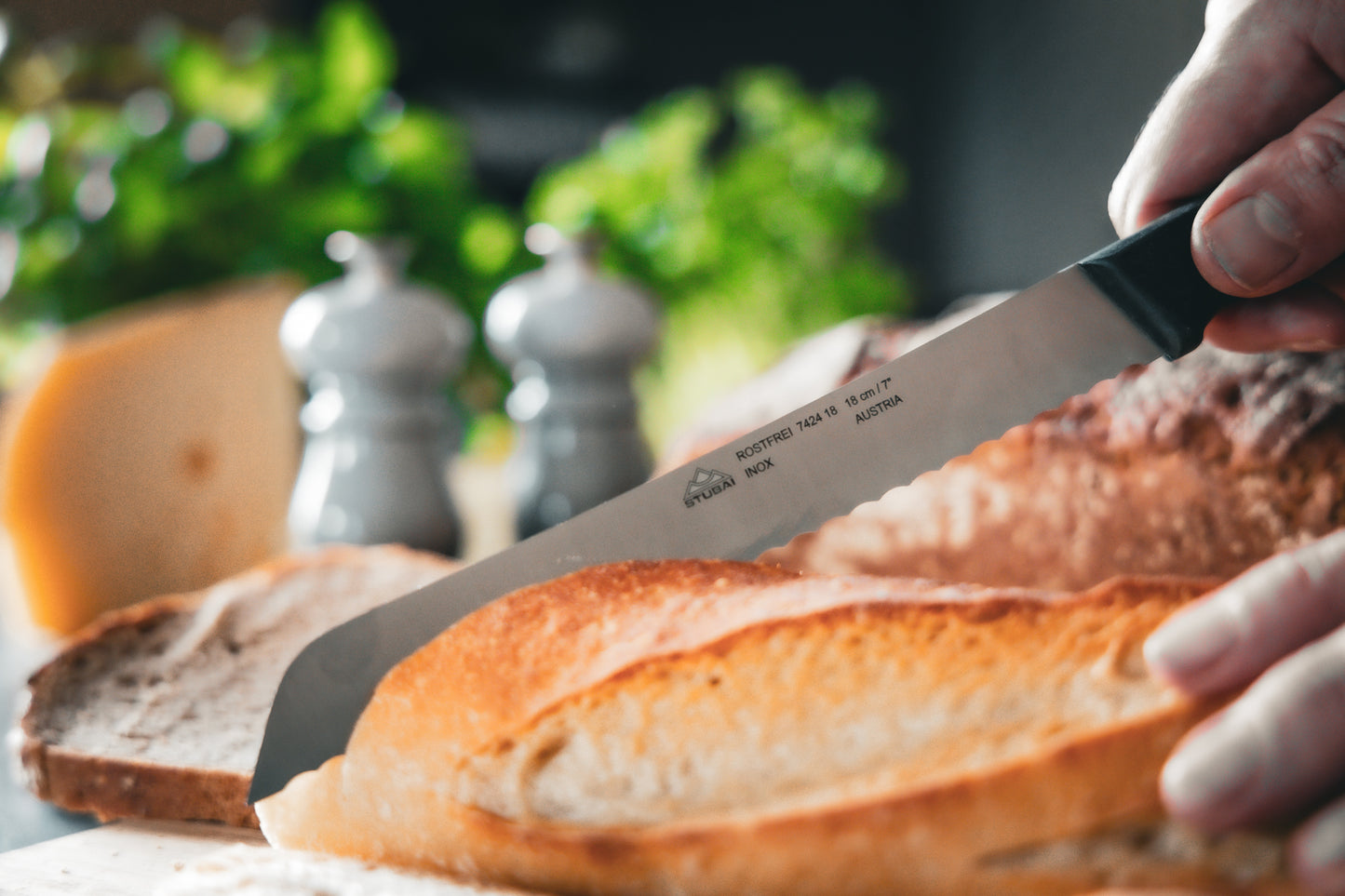 STUBAI hochwertiges Brotmesser | 180 mm | Brotsäge Tirol mit Wellenschliff aus Edelstahl für müheloses Schneiden von Brot, Kuchen & Anderen Backwaren, rostfrei, spülmaschinenfest