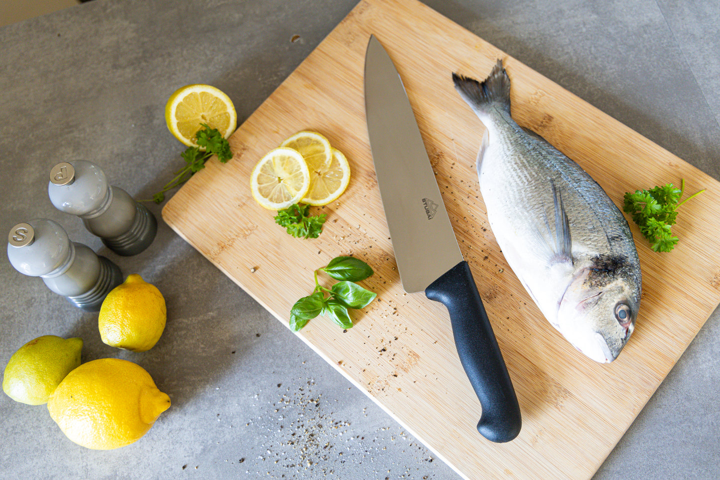 STUBAI hochwertiges Profi-Kochmesser gestanzt | 260 mm | Küchenmesser aus Edelstahl für Schneiden von Fleisch, Geflügel, Gemüse, Obst & Lebensmitteln, spülmaschinenfest, schwarzer Griff