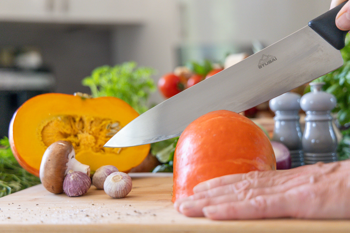 STUBAI hochwertiges Profi-Kochmesser gestanzt | 260 mm | Küchenmesser aus Edelstahl für Schneiden von Fleisch, Geflügel, Gemüse, Obst & Lebensmitteln, spülmaschinenfest, schwarzer Griff