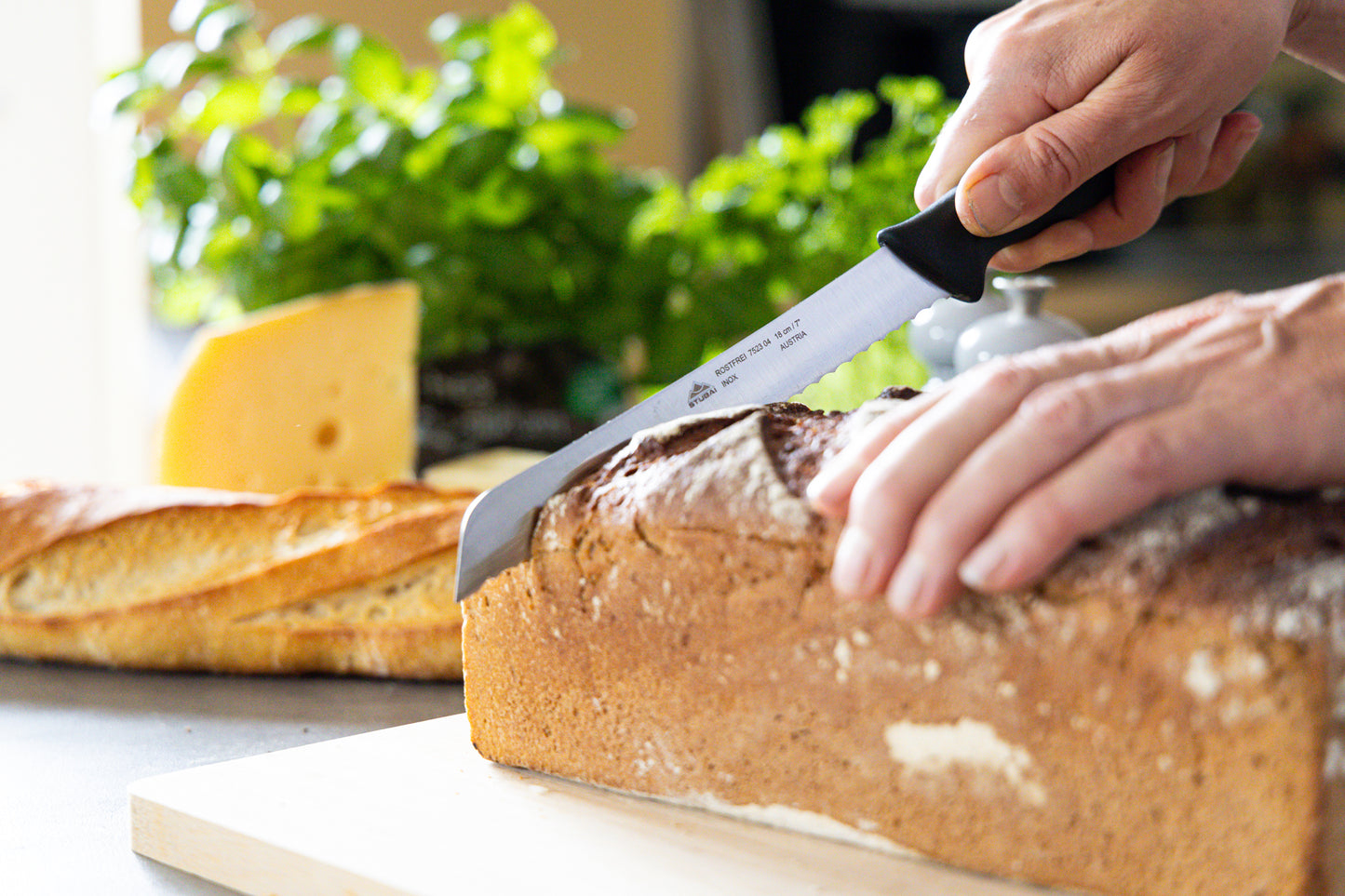 STUBAI hochwertiges Brotmesser | 180 mm | Brotsäge mit Wellenschliff Lady Line aus Edelstahl für müheloses Schneiden von Brot, Kuchen & Backwaren, rostfrei, spülmaschinenfest