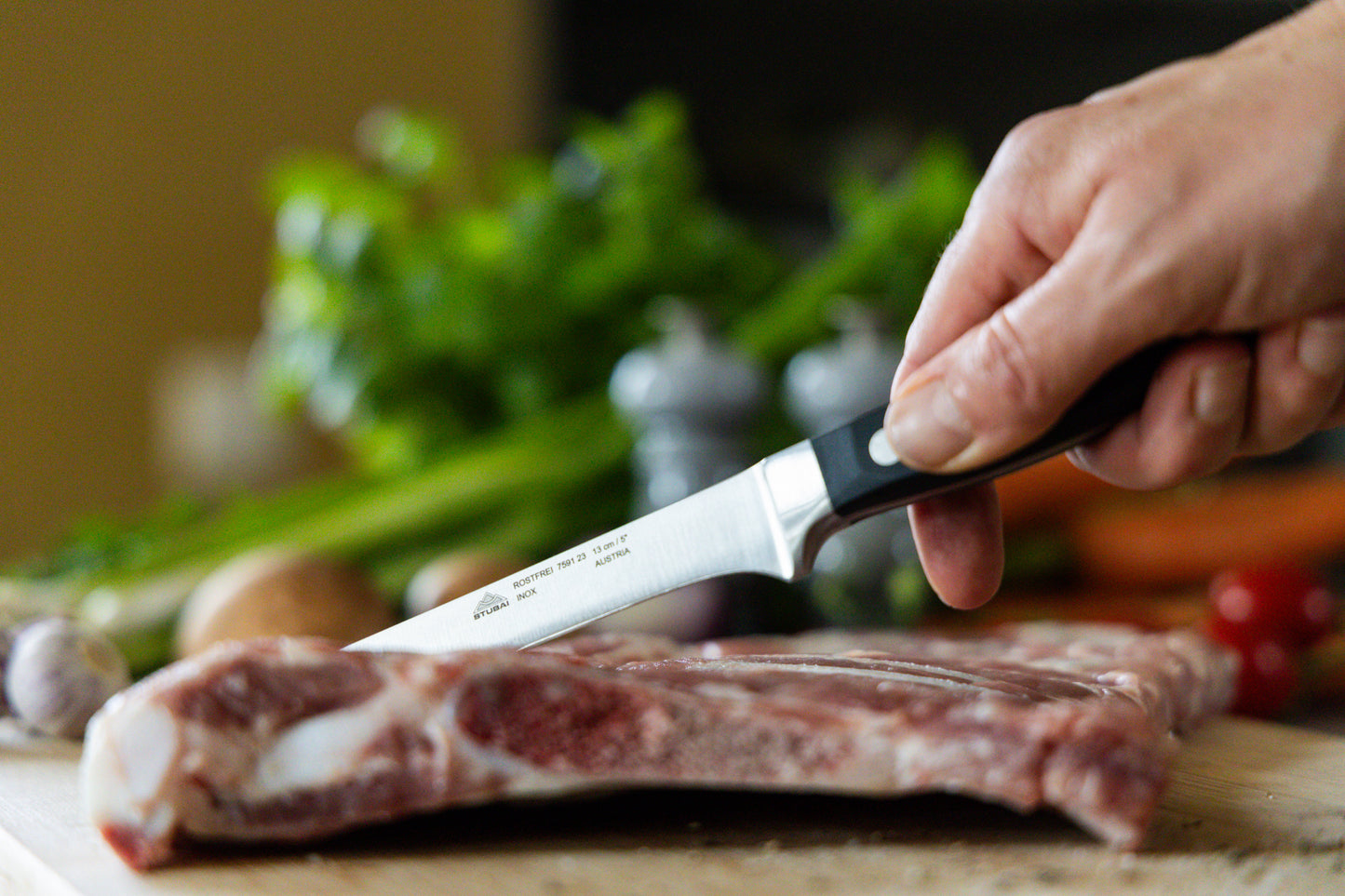 STUBAI hochwertiges Ausbeinmesser geschmiedet | 130 mm | Fleischermesser aus Edelstahl für Schneiden von Fleisch, Steak, Filet, Geflügel & Lebensmitteln, spülmaschinenfest, schwarzer Griff