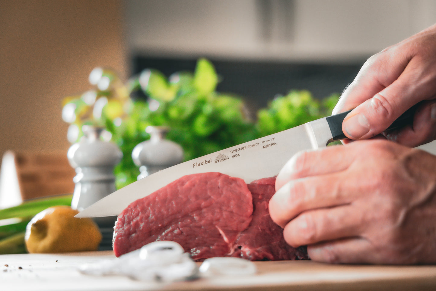 STUBAI Filiermesser flexibel | 180 mm | Filetiermesser, Fleischermesser aus Edelstahl für Schneiden von Fleisch, Steak, Filet, Geflügel & Lebensmitteln, spülmaschinenfest, schwarzer Griff