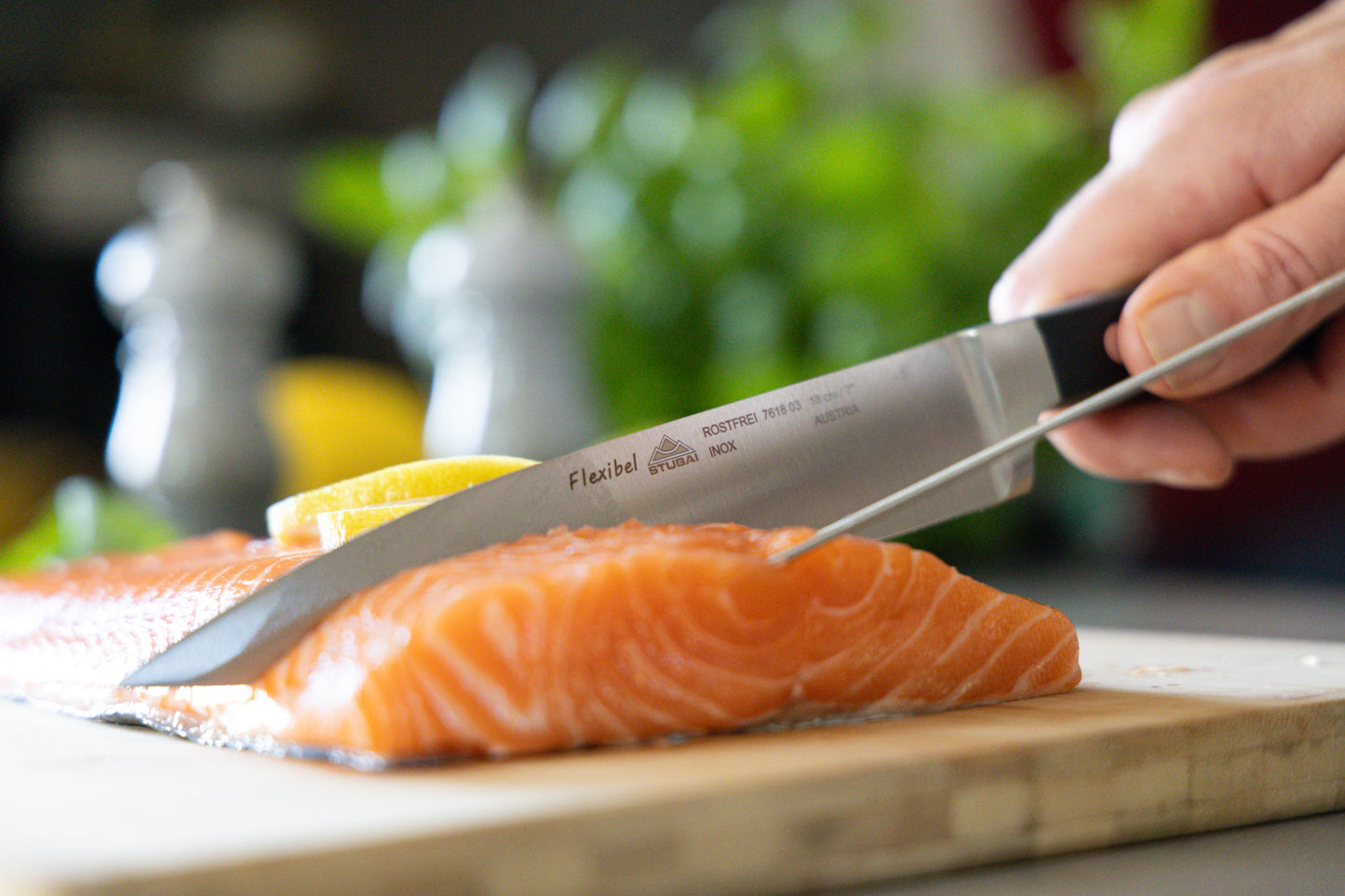 STUBAI Filiermesser flexibel | 180 mm | Filetiermesser, Fleischermesser aus Edelstahl für Schneiden von Fleisch, Steak, Filet, Geflügel & Lebensmitteln, spülmaschinenfest, schwarzer Griff