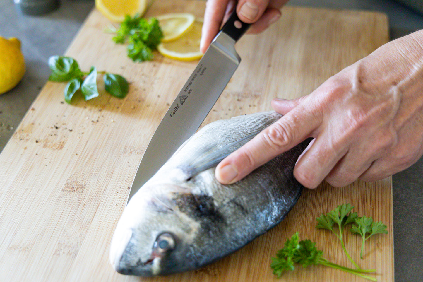 STUBAI Filiermesser flexibel | 180 mm | Filetiermesser, Fleischermesser aus Edelstahl für Schneiden von Fleisch, Steak, Filet, Geflügel & Lebensmitteln, spülmaschinenfest, schwarzer Griff