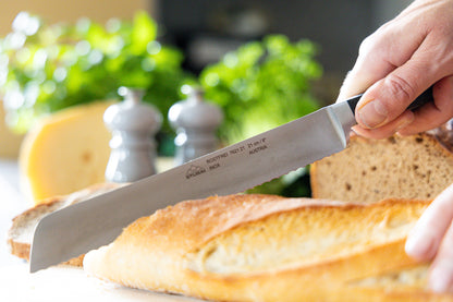 STUBAI hochwertiges Brotmesser geschmiedet | 200 mm | Brotsäge Konditorsäge mit Wellenschliff aus Edelstahl für müheloses Schneiden von Brot, Kuchen & Backwaren, spülmaschinenfest, schwarzer Griff