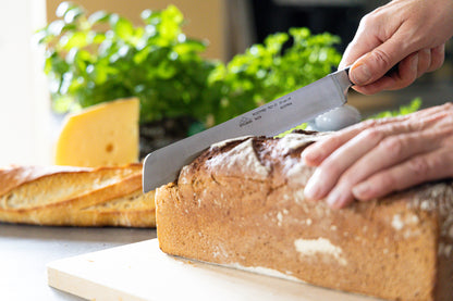 STUBAI hochwertiges Brotmesser geschmiedet | 200 mm | Brotsäge Konditorsäge mit Wellenschliff aus Edelstahl für müheloses Schneiden von Brot, Kuchen & Backwaren, spülmaschinenfest, schwarzer Griff