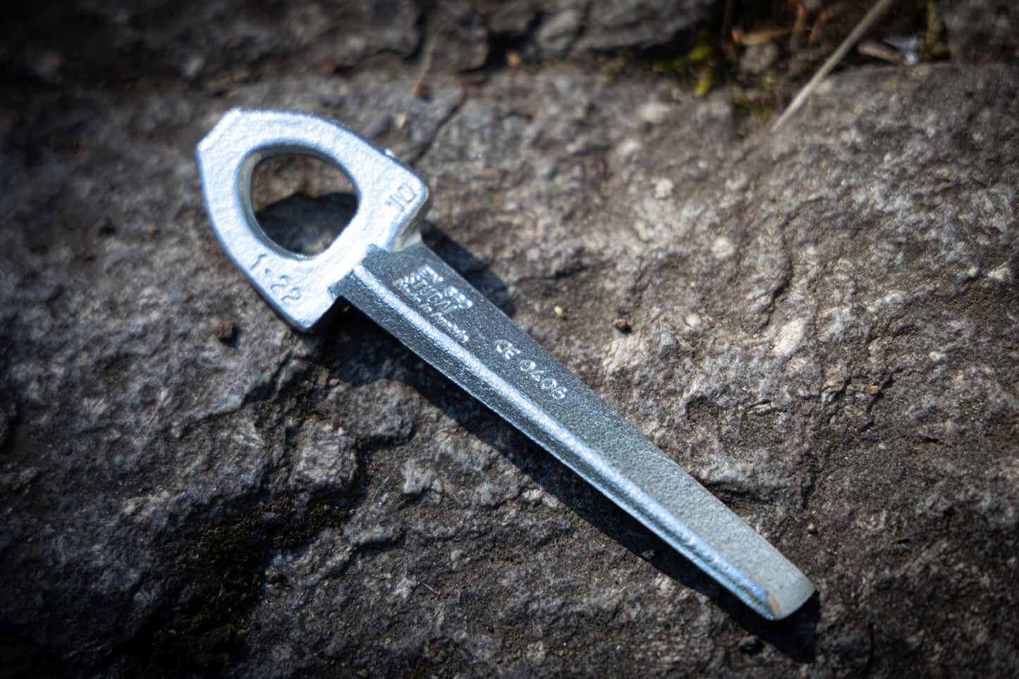 STUBAI Weichmetallhaken, diagonal | Einschlaglänge 100 mm, 115 g, verzinkt | ungehärtet 45°, gedrehter Kopf, für Camping, Wandern und Bergsteigen