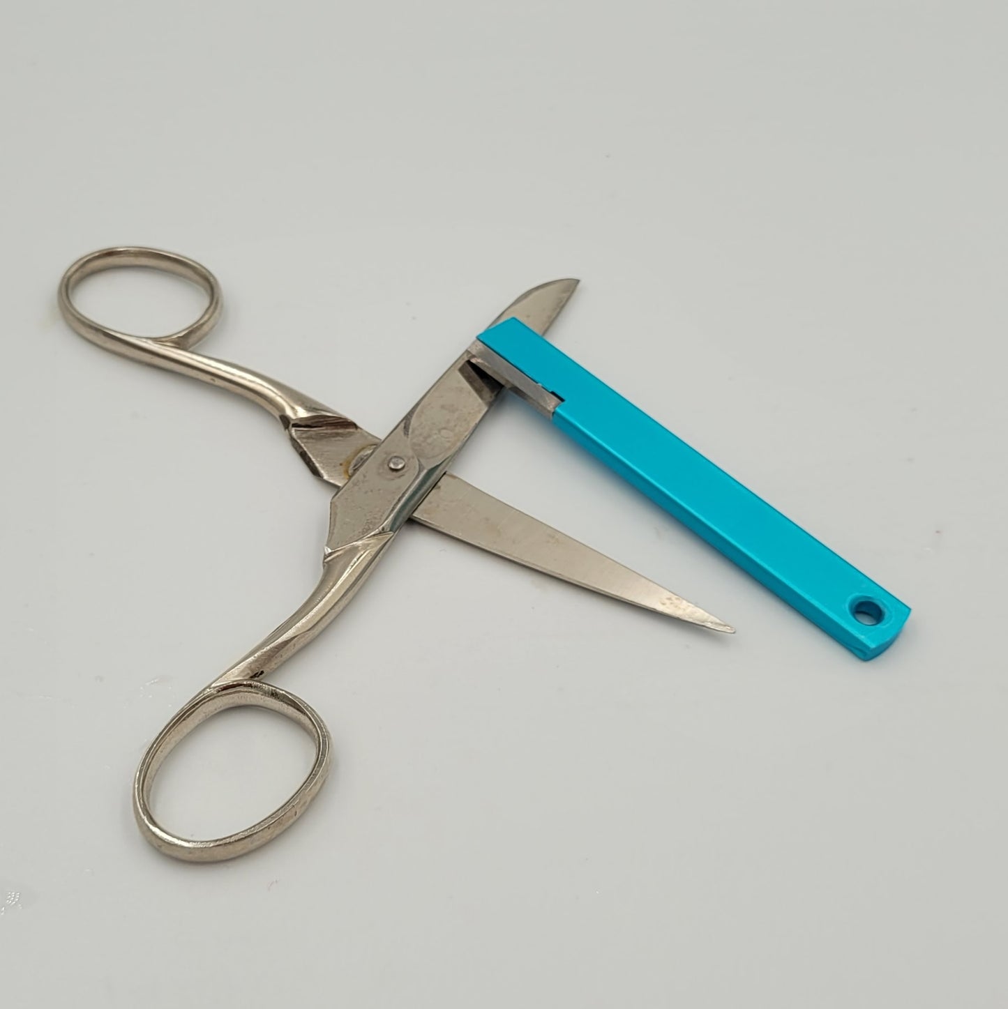 istor - Mini swiss sharpener - Schärfer Farbe blau , Schleifer/Schärfer ideales schärfen für Garten und Hof und Werkstatt ,Messer  und Scheren