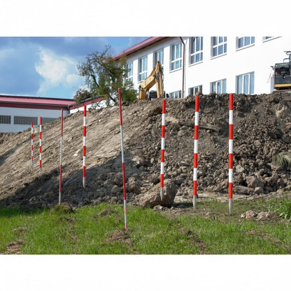 NESTLE Holzfluchtstab-Set 12 Stk | 2 m, Ø 28 mm | rot/weiß 50-cm Felder | PVC-ummantelt | runde Rohrspitze/Stahlspitze | Einfluchten & Abstecken für Vermessung, Straßenbau & GaLaBau
